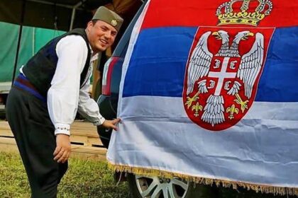 Сербская национальная одежда. Сербский флаг