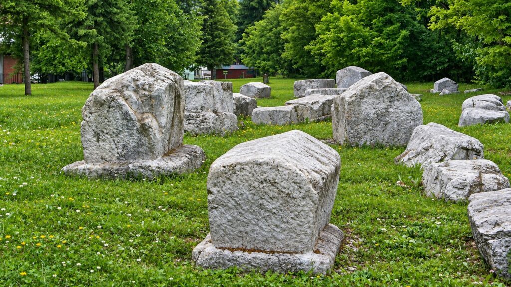 Средневековые стечки в некрополе Мраморье в Перучаце.